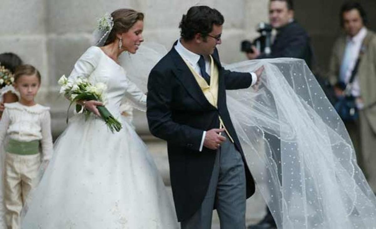 Ana Aznar y Alejandro Agag. En 2002, la hija del entonces presidente del Gobierno se casó a lo grande, en el Escorial, con un boato que, se criticó en su día, ni las infantas. Chaqués, pamelas y presunciones a tutiplén. De inocencia y de la otra.