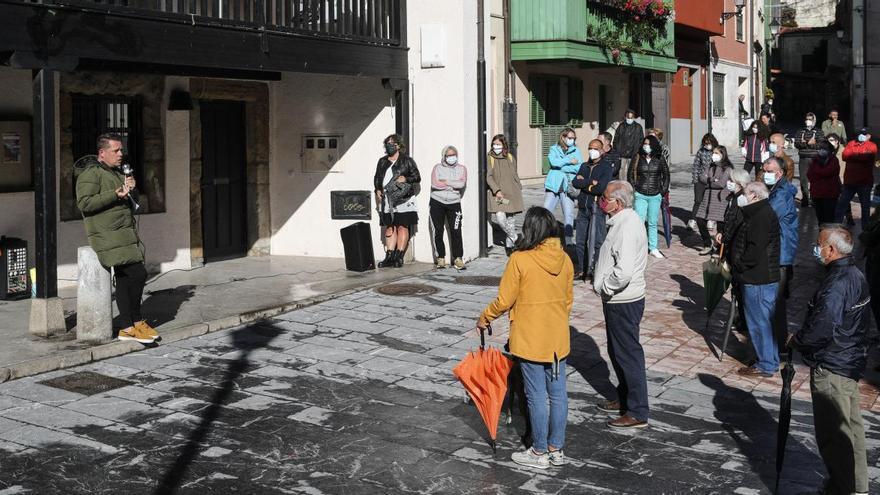 Concentración de los vecinos de Cimadevilla, ayer, frente a la Casa del Chino.