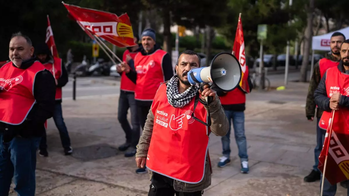 Trabajadores de subcontratas del Camp Nou acampan frente a las obras para protestar contra sus despidos