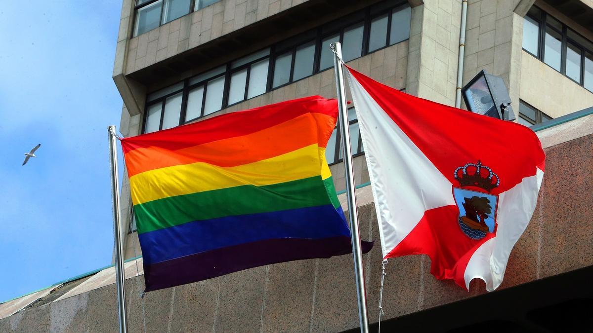 La bandera del Orgullo Gay ondea en la fachada del Concello junto con la enseña de la ciudad, en una celebración anterior