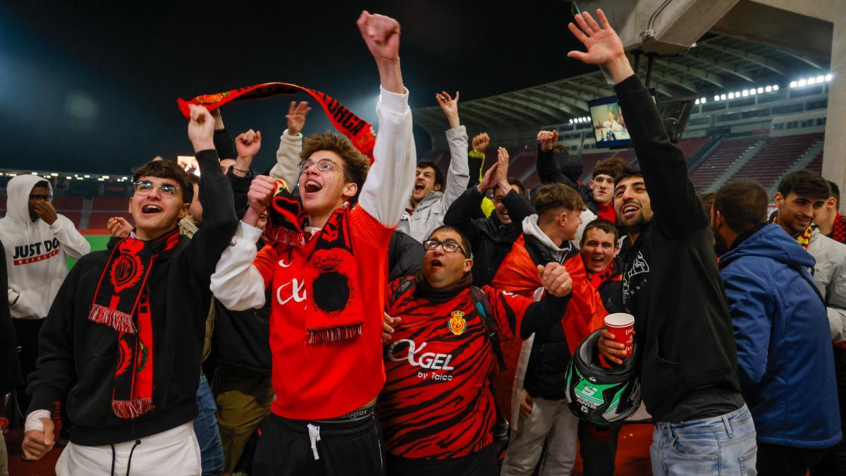Aficionados del Mallorca celebran ante la Real Sociedad