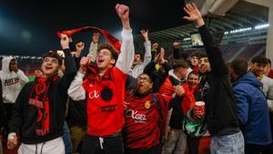 Aficionados del Mallorca celebran ante la Real Sociedad
