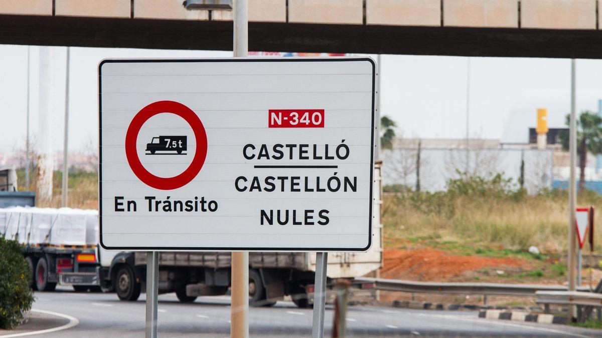 Señalética con el topónimo de 'Castelló' y 'Castellón'.