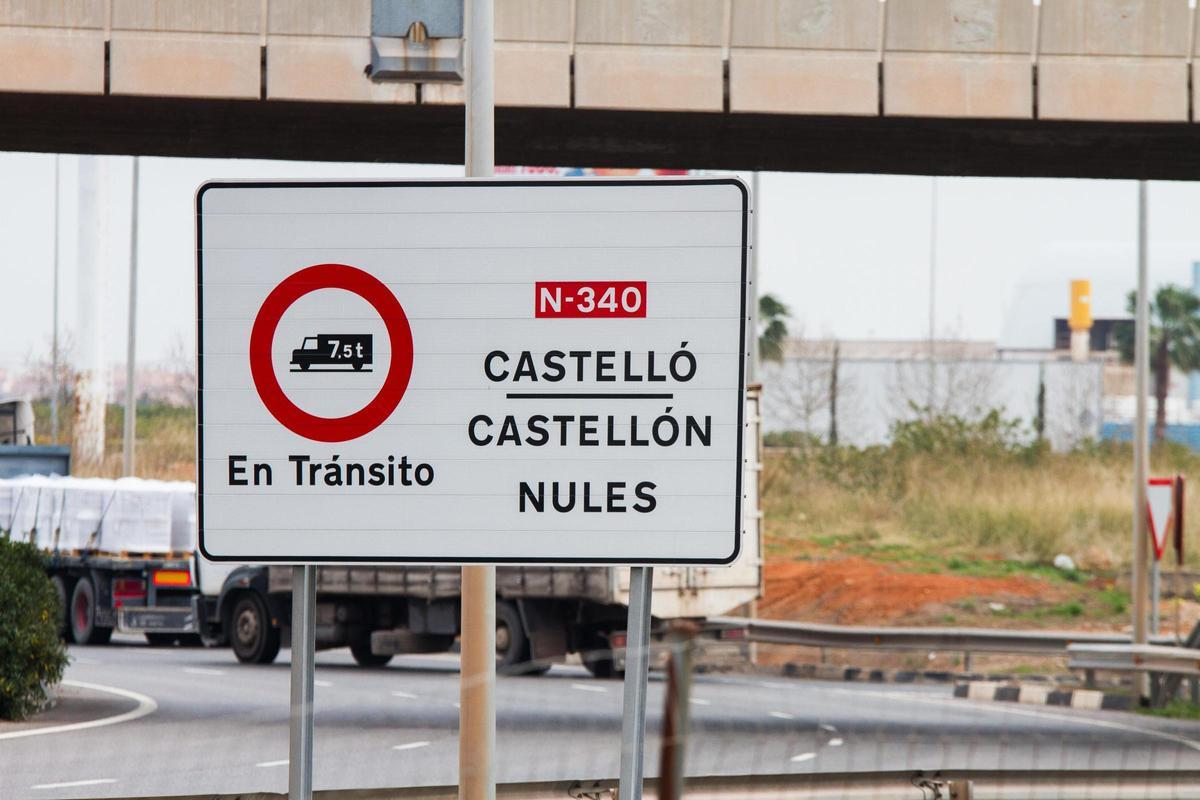 Señalética con el topónimo de 'Castelló' y 'Castellón'.