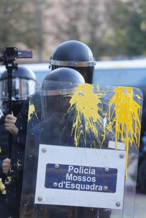 1-O a Girona: Multitudinària manifestació davant la subdelegació del Govern