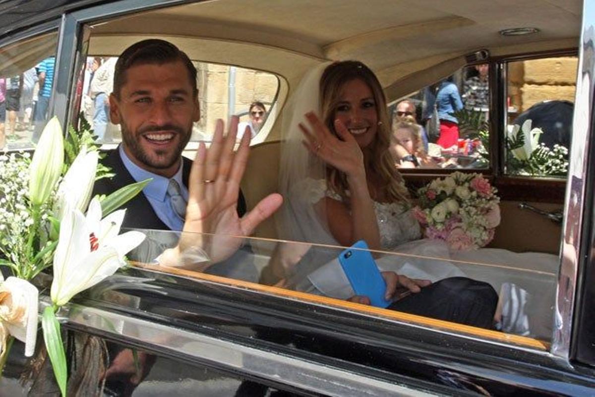 Fernando Llorente y María Lorente se van en el coche tras casarse en la iglesia de Santa María del Coro