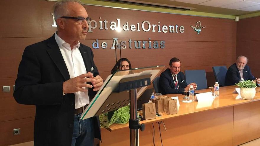 El exgerente Tácito Suárez ofrece un discurso ante la atenta mirada de Margarita Pendás (gerente del área VI), José Ramón Riera (director del Sespa) y Diego Carcedo (expatrono de la Fundación Grande Covián) en Arriondas.