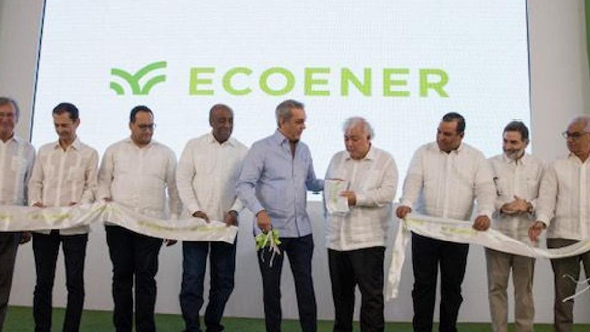 Luis de Valdivia, en el centro junto al presidente de la República Dominicana, en el acto inaugural de los parques fotovoltaicos.