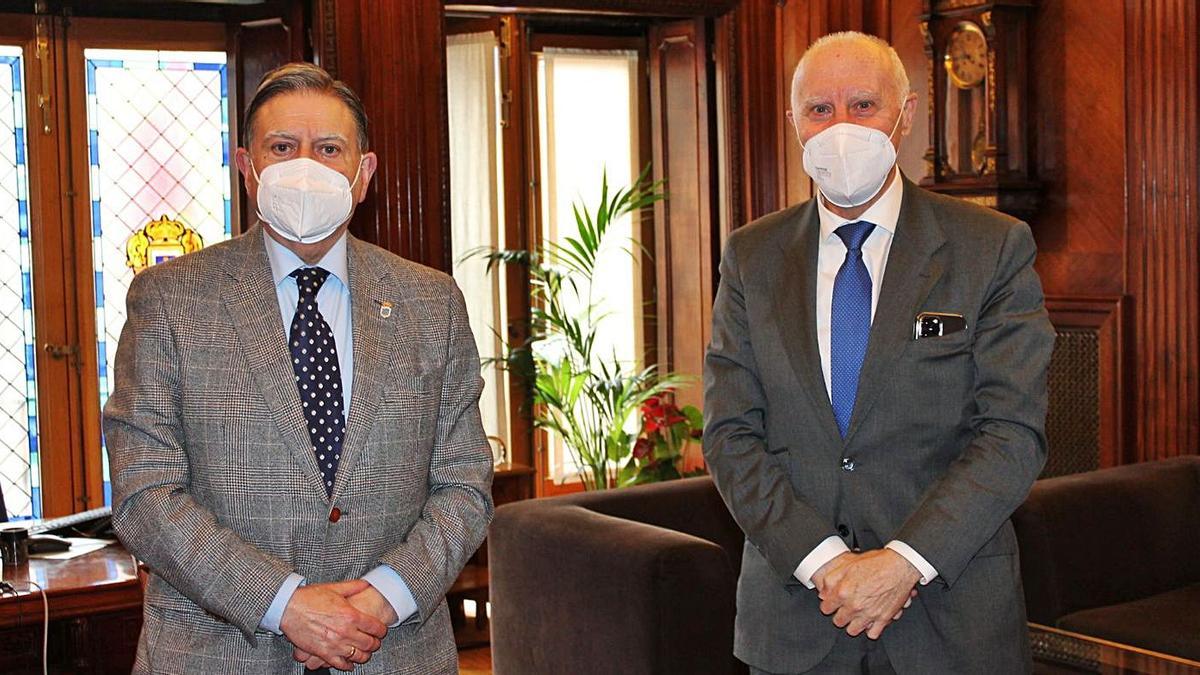 Alfredo Canteli, a la izquierda, con Faustino Blanco, ayer, en el Ayuntamiento. | LNE