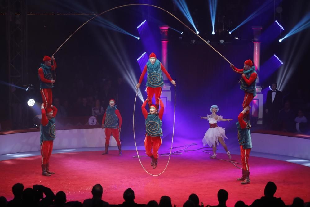 Espectacle vermell del Festival Internacional del Circ Elefant d'Or de Girona