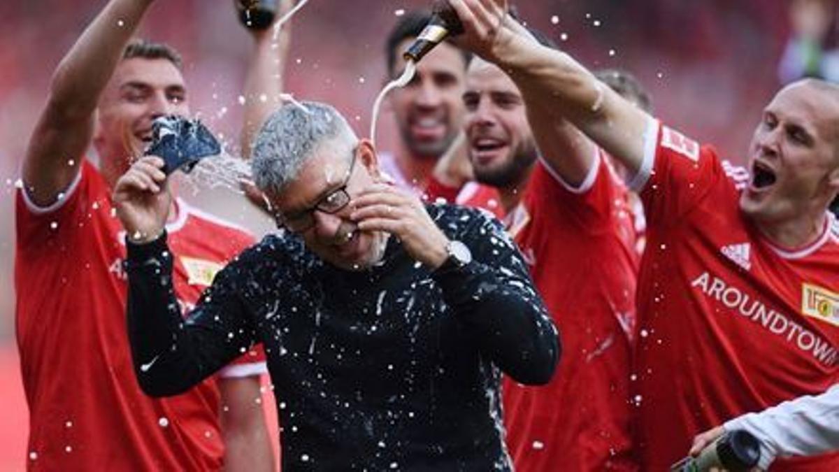 Los jugadores bañan en cerveza al técnico Urs Fischer tras la clasificación para la Liga Europa, el pasado mayo.