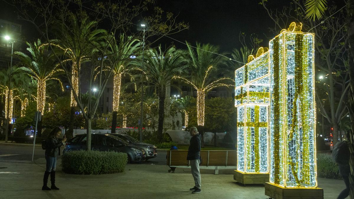 La iluminación navideña ya luce en Alicante con dos millones de leds