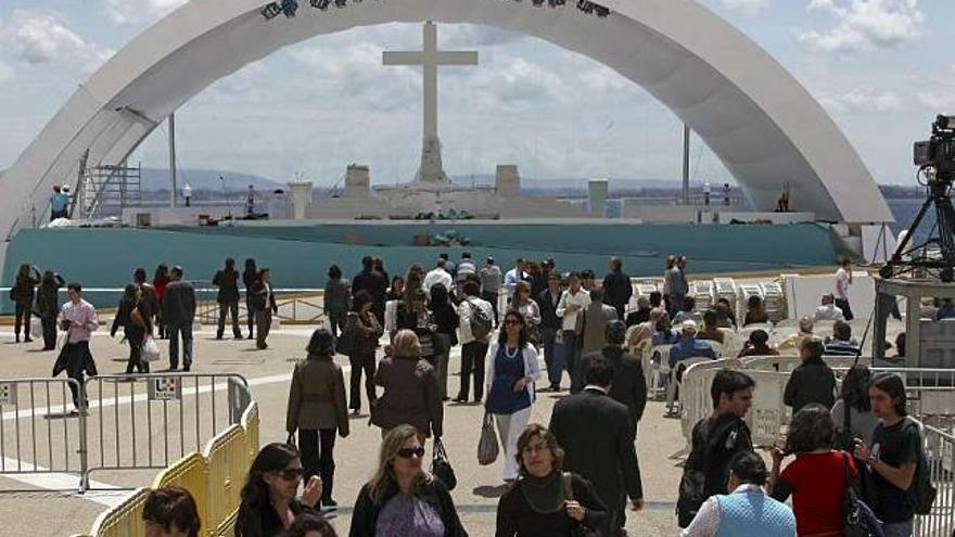 Altar instalado en Lisboa con motivo de la misa que hoy oficiará Benedicto XVI. / efe