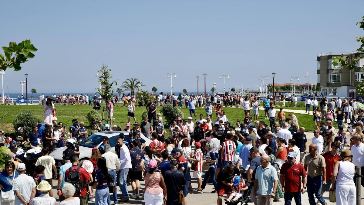 Cientos de personas en la inauguración de la playa verde del Rinconín, en el que participó Luis Enrique.