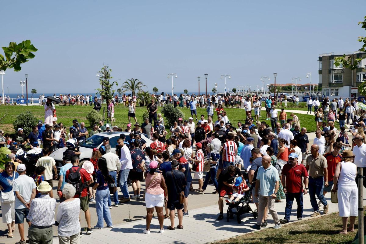 Cientos de personas en la inauguración de la playa verde del Rinconín, en el que participó Luis Enrique.