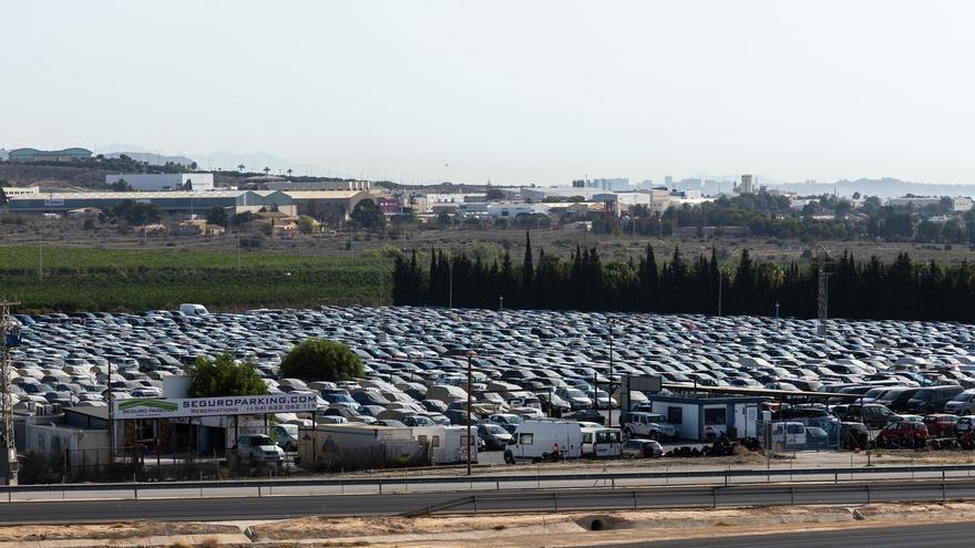 La otra cara de las campas junto al aeropuerto Alicante-Elche: de comerse terreno agrícola a problemas de aparcamiento en Torrellano y El Altet