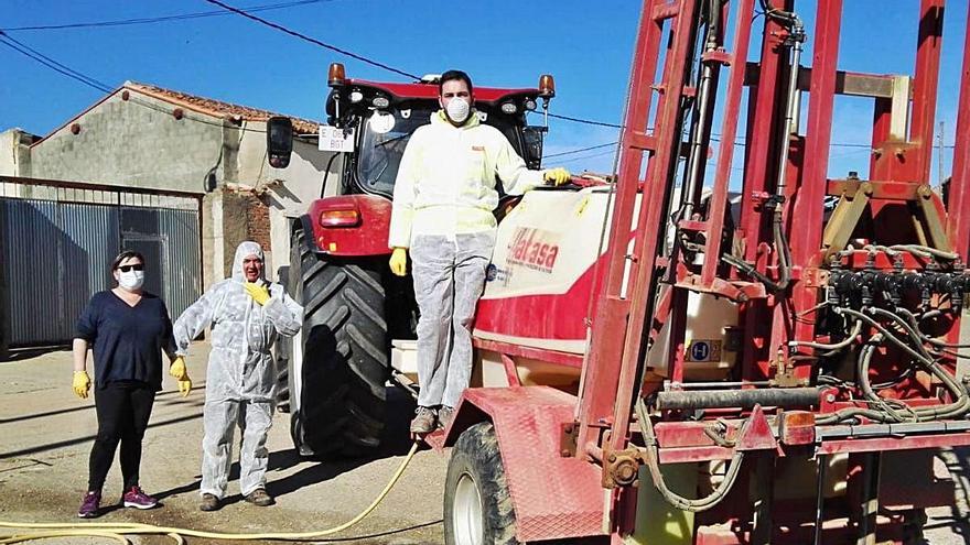 Agricultores y vecinos colaboran en la desinfección de calles y contenedores