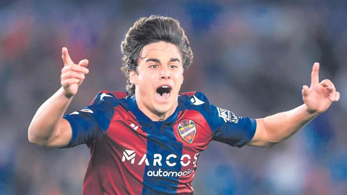 Carlos Álvarez celebra un tanto con el Levante UD