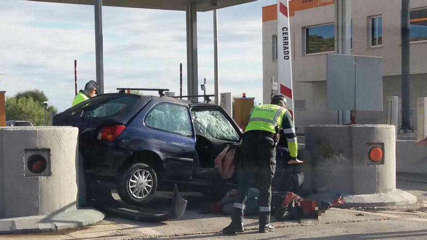 Aparatoso accidente con dos heridos en el peaje de Sant Joan-El Campello