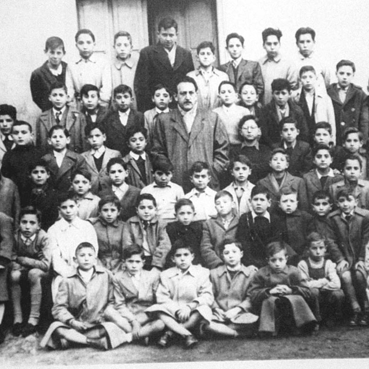 Mateo Llana, en el centro con un grupo de alumnos del colegio al final de la Argañosa, en el límite con la Ería