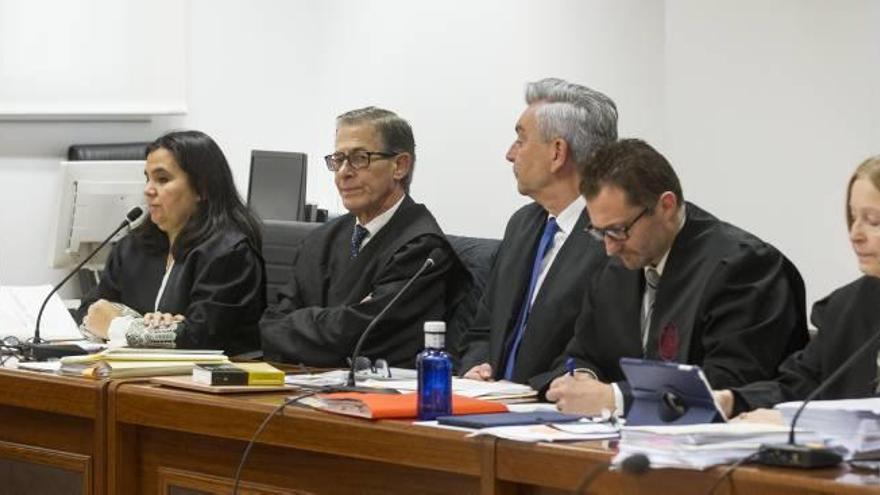 De izda. a dcha., la fiscal Lourdes Giménez-Pericás, el letrado de la acusación Vicente Guerri y las defensas Jose María Borja, Sebastián Parrilla y Mariana Ivanov.