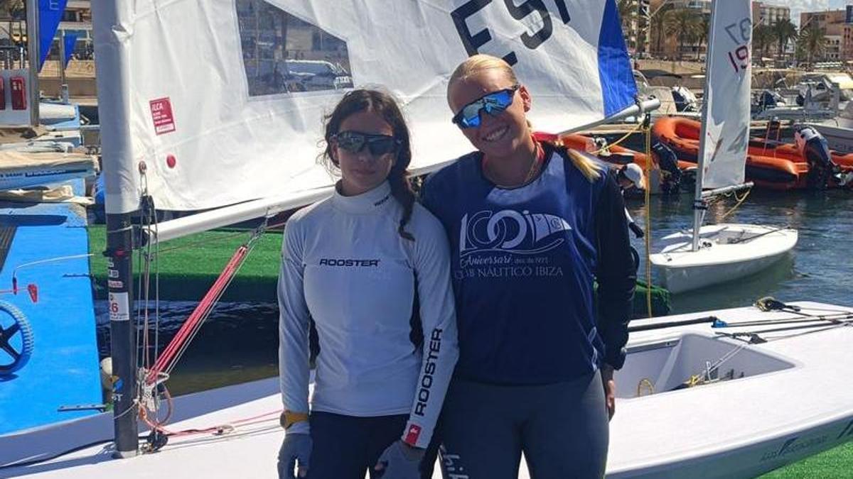 Alejandra Lloyd y Carlota Mediero posan en el XVII Setmana de Vela - Trofeu Durán