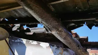 Arden la cocina y la chimenea de una vivienda en Andavías