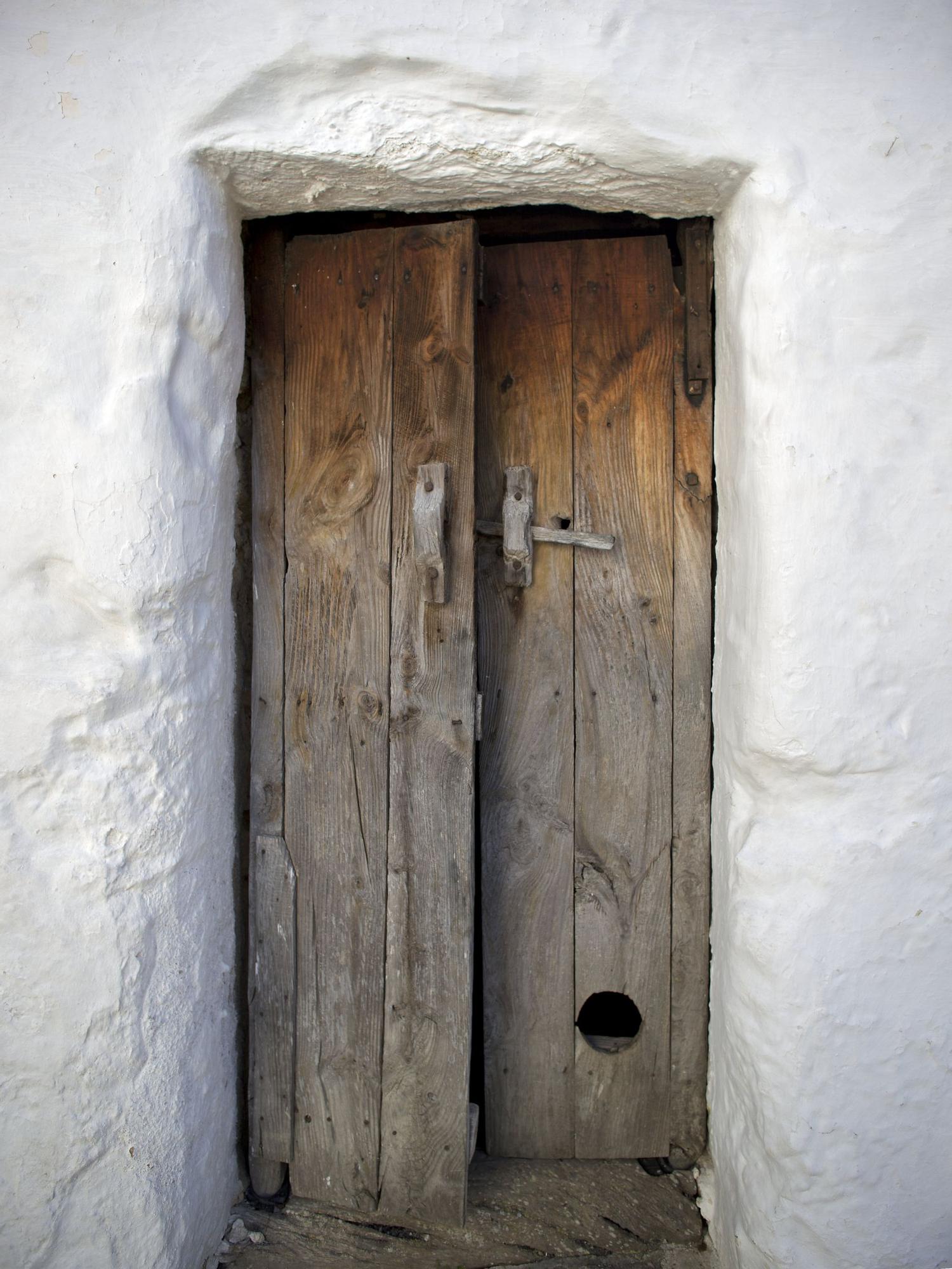 Detalle de una puerta en Can Prats en Atzaró