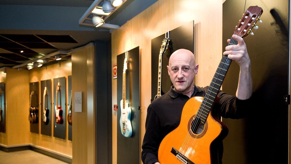 Jorge Martínez, en una exposición de sus guitarras