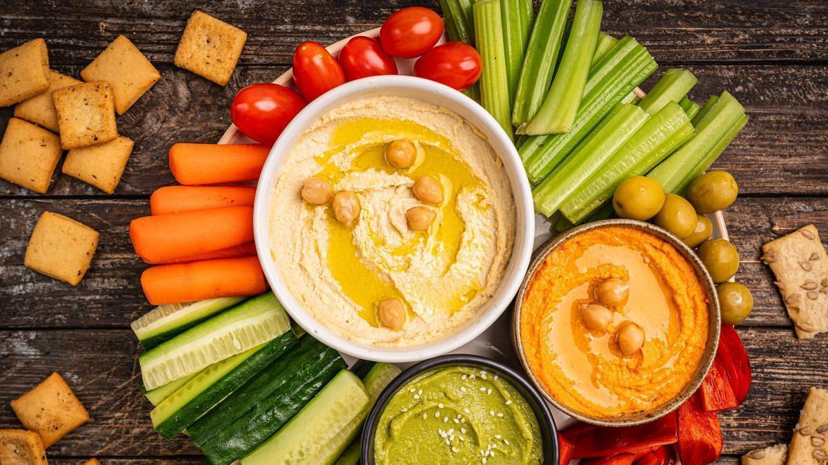 Cómo comer bien entre horas: los nutricionistas confirman que hay un decálogo para un picoteo saludable