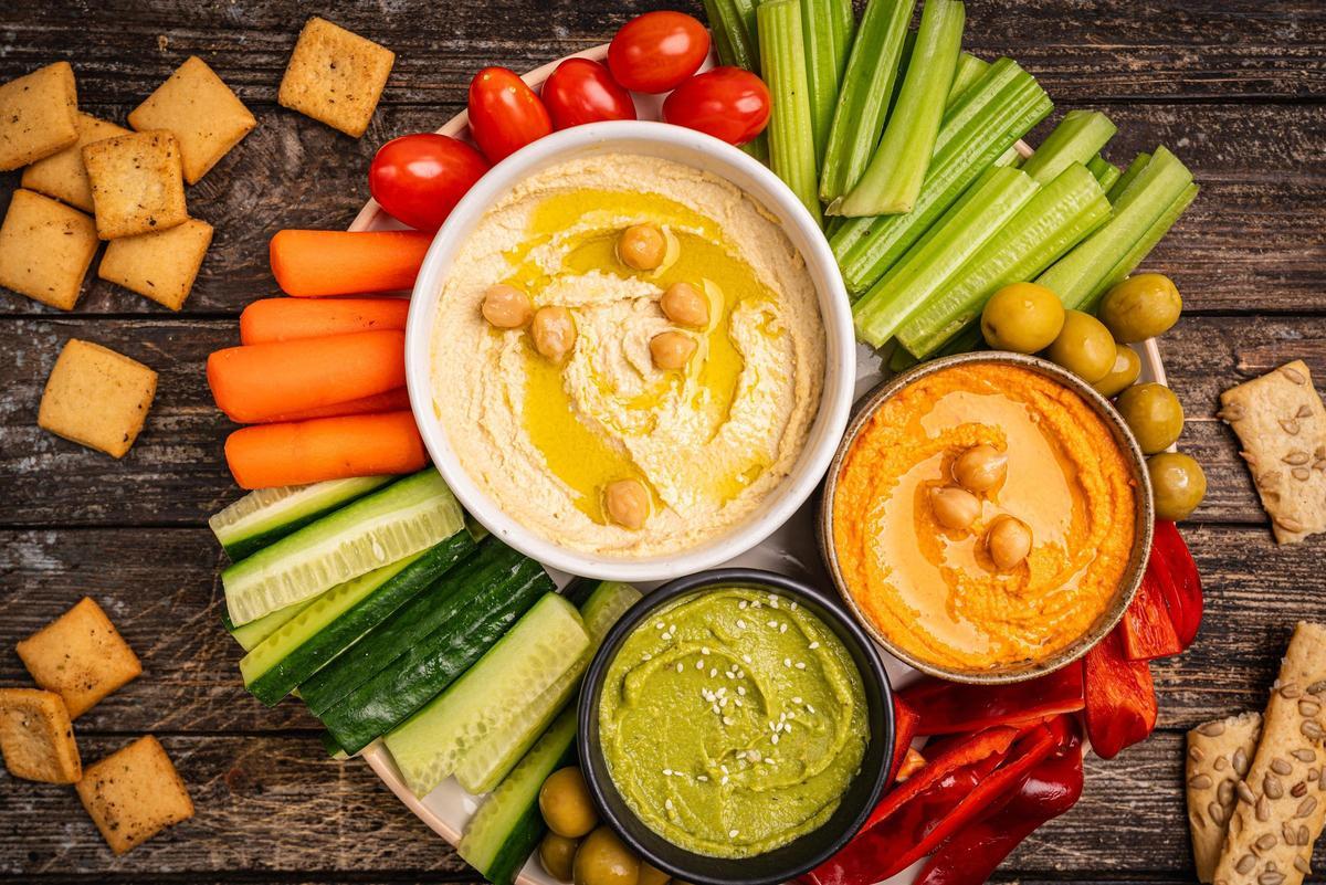 El hummus y las verduras pueden ser tus aliados para un picoteo saludable.