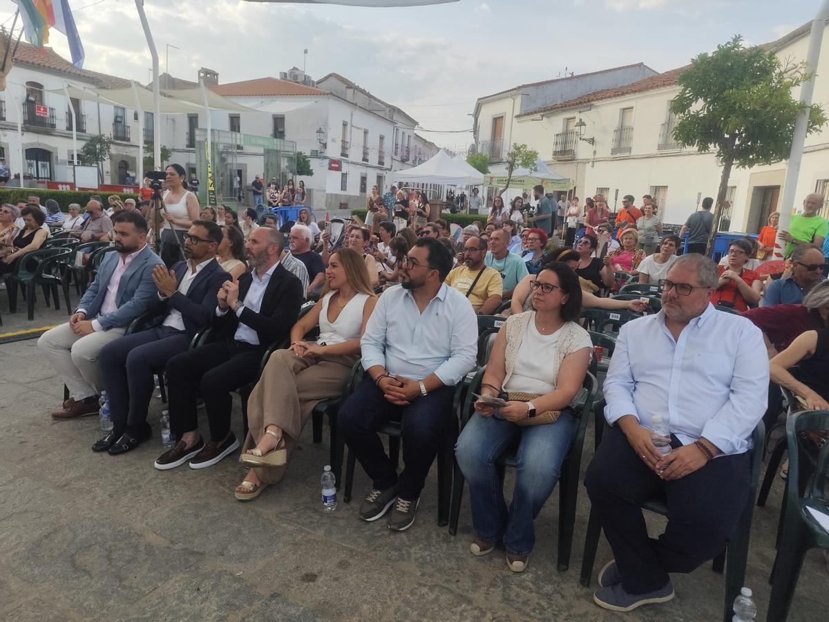 Autoridades y público asistentes a la inauguración de la feria del Turismo de Villanueva del Duque.