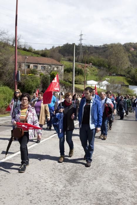 Manifestación organizada por CCOO Nalón para pedir del centro geriátrico de Riaño