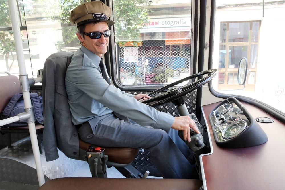 Vitrasa celebra su 50 aniversario con un recorrido por la ciudad en un autobús del año 1968 de color azul.