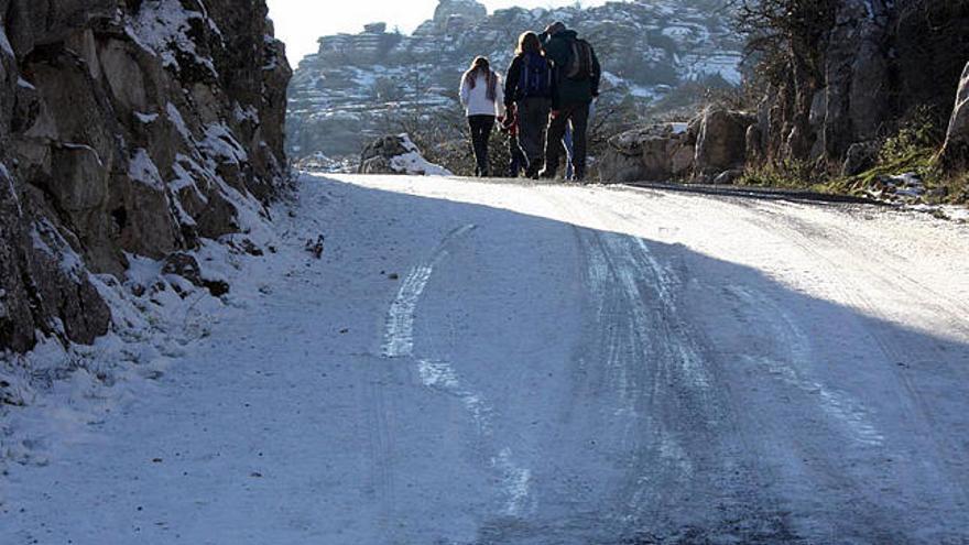 Imágen panorámica del paraje kárstico de El Torcal, en Antequera, que ayer amaneció cubierto de nieve.