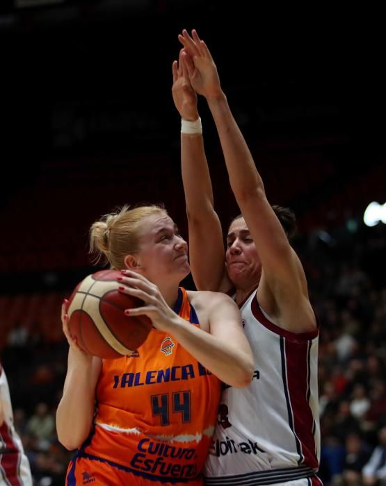 Partido entre el Valencia Basket y el Lointek Gernika