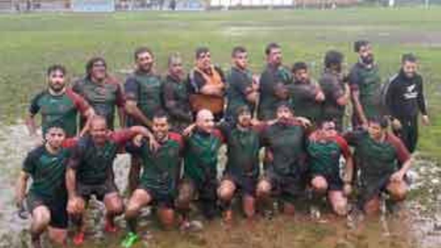 El equipo zamorano, ayer en el barrizal del campo de Grado (Asturias).