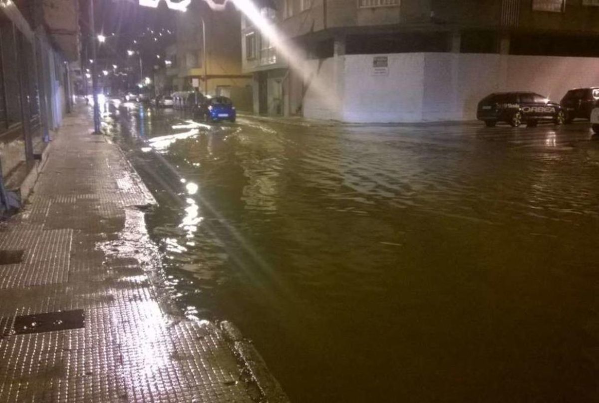 Una tromba de agua desborda el río Bispo de madrugada y pone en alerta al centro de Bueu