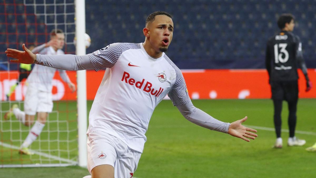 Okafor (22) acumula muy buenas estadísticas de goles y asistencias con el RB Salzburg. Marcó y dio otro en el primer partido liguero de esta campaña