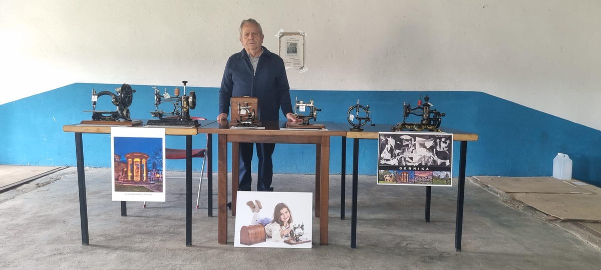 Luis de Pedro, posa con algunas máquinas de coser tras el homenaje recibido en Abelón.