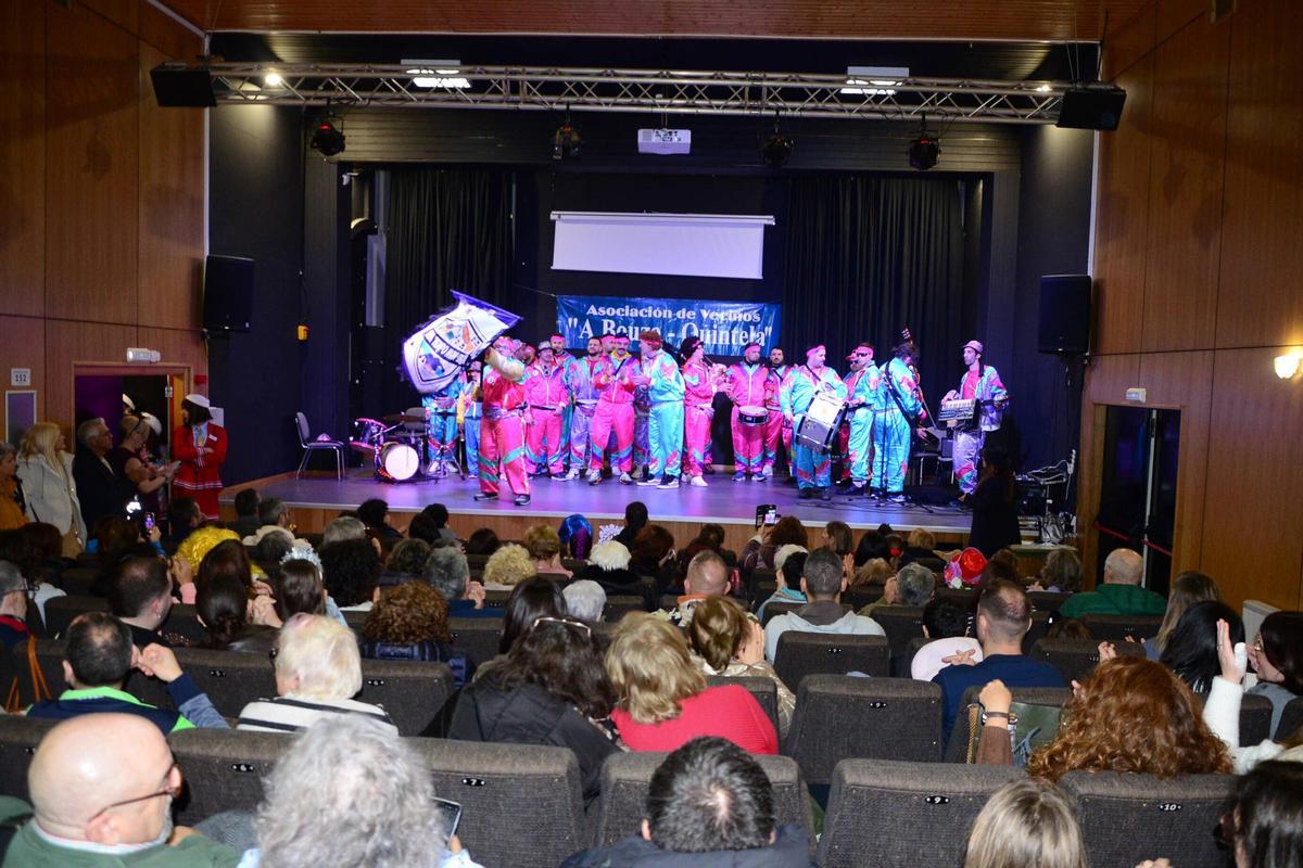 Actuación de las comparsas ayer en Quintela.