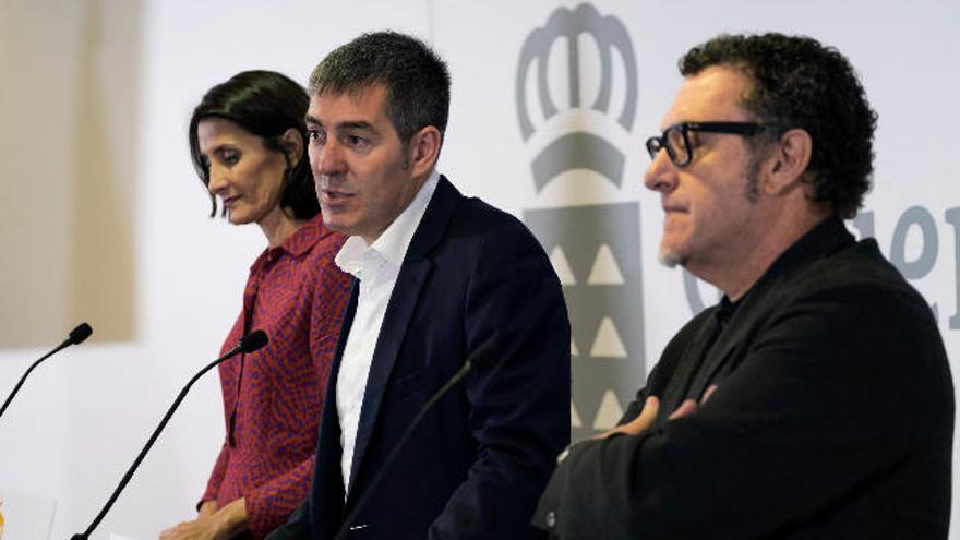 De izquierda a derecha, María Teresa Lorenzo, Fernando Clavijo y Manuel González, ayer.