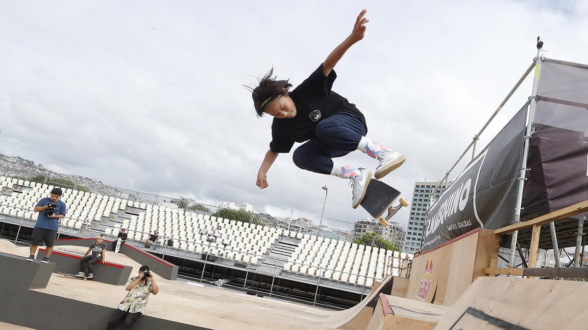 Un joven skater se ejercita en una de las rampas situadas en el náutico