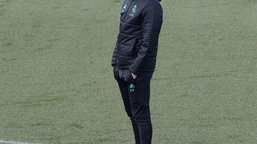 Zinedine Zidane, ayer, durante el entrenamiento del Madrid.