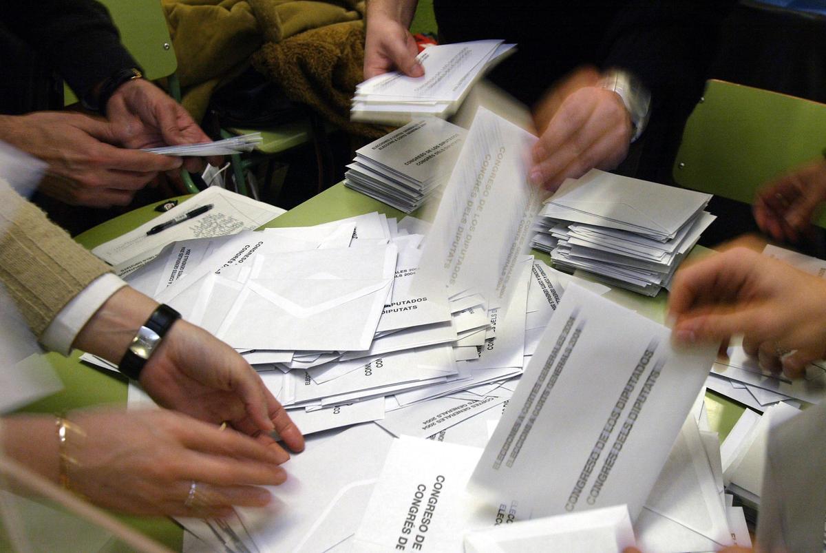 Imagen de archivo de un recuento de votos en un colegio electoral de Barcelona.