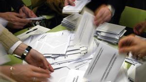 Imagen de archivo de un recuento de votos en un colegio electoral de Barcelona.