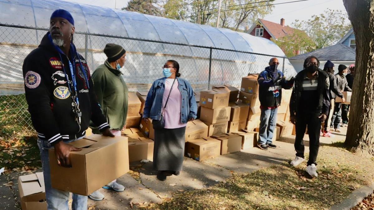 Un grupo de voluntarios reparten cajas de comida en el barrio que mas hombres negros encarcela de EEUU.