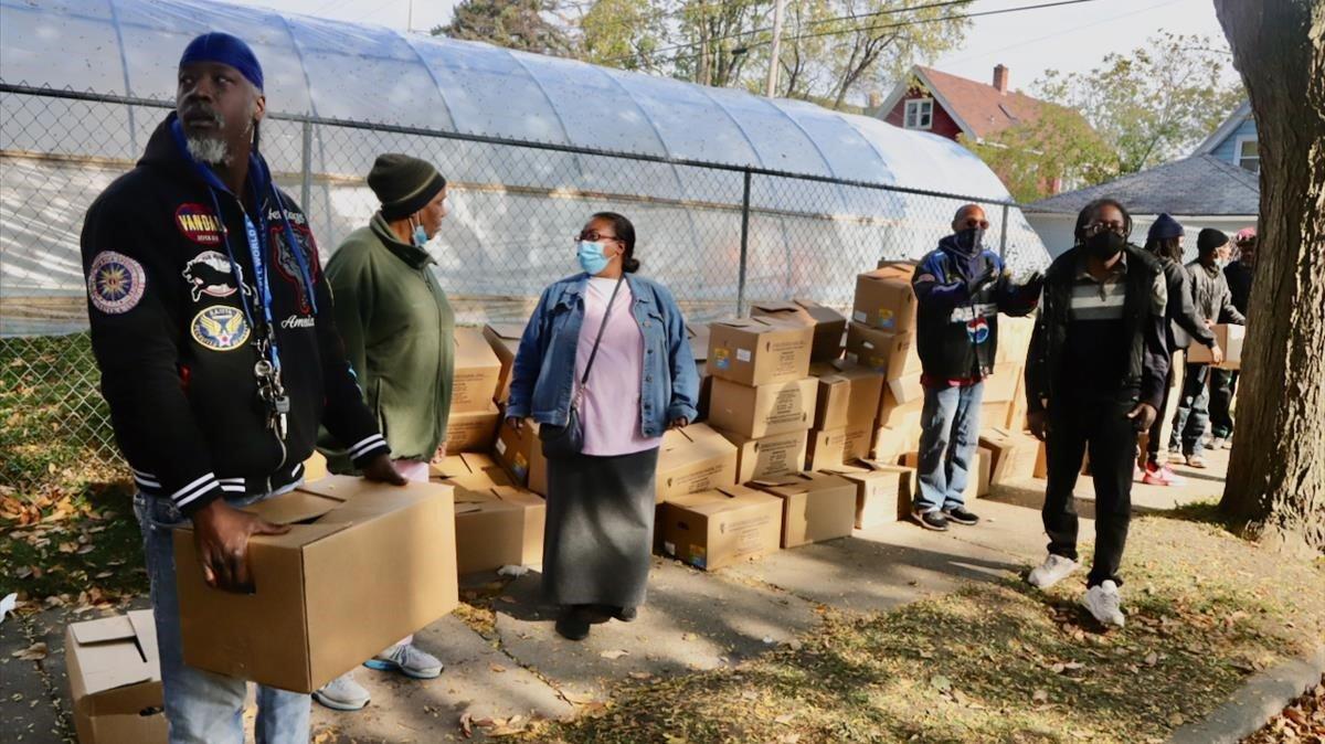 Un grupo de voluntarios reparten cajas de comida en el barrio que mas hombres negros encarcela de EEUU. Un grupo de voluntarios reparten cajas de comida en el barrio que mas hombres negros encarcela de EEUU.