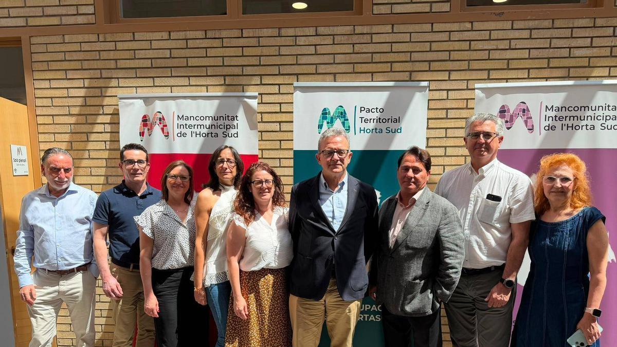 Los asistentes al acto de presentación.