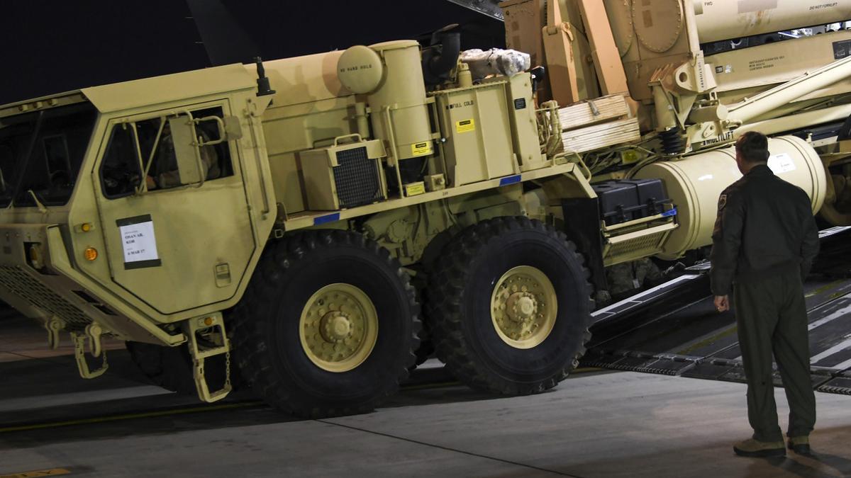 Un camión que transporte partes del sistema antimisiles, a su llegada a la base militar de Osan, en Corea del Sur, en una imagen facilitada por el Ejército de EEUU.